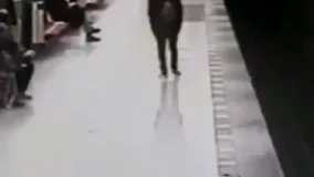 فیلم/ لحظه‌ نجات کودکی که روی ریل قطار افتاد