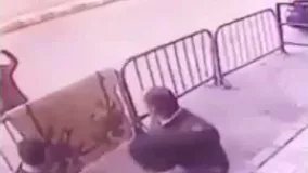 فیلم/ لحظه‌ سقوط یک کودک از طبقه سوم ساختمان و نجات توسط نگهبان بانک