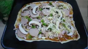 پیتزا به سبک ایرانی با ژامبون وقارچ