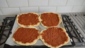 طرز تهیه پیتزا با گوجه وگوشت چرخ کرده .فلفل دلمه ای