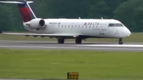 تیک آف هواپیما Delta CRJ-200 