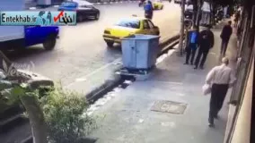  فیلم/ لحظه سرقت تلفن‌همراه یک عابر در پیاده‌رو