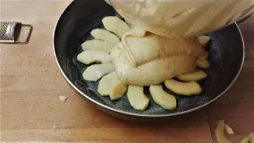 Apple cake کیک سیب در ماهیتابه