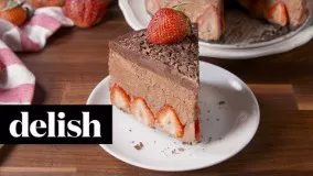 کیک موس شکلاتی و توت فرنگی