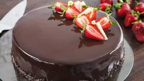 کیک شکلاتی و توت فرنگی