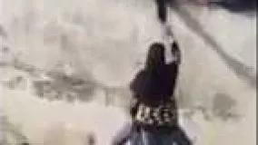 بالا رفتن دختر ایرانی از دیوار ورزشگاه برای دیدن بازی فوتبال