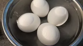آشپزی ساده-آموزش درست کردن تخم مرغ آب پز در سه سوت