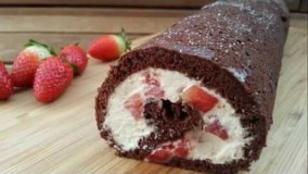 آموزش شیرینی پزی- رولت خامه‌ ای با توت فرنگی