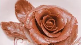کیک پزی-طرز تهیه خیلی آسان گل رزبا فوندانت شکلاتی