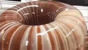 تهیه دسر-نحوه استفاده از سس های شکلاتی و رنگی در تزئین کیک 