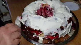 کیک پزی-کیک خامه ای و آلبالو