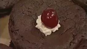 کیک پزی-کاپ کیک برانی با آلبالو