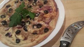 بيتزا بالصلصة البيضاء/pizza sauce blanche/pizza with white sauce