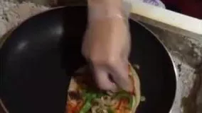 آشپزی مدرن-درست کردن پیتزا با نون در ماهیتابه