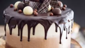 تهیه دسر- کیک با تزئین خامه و شکلات ( قسمت دوم )