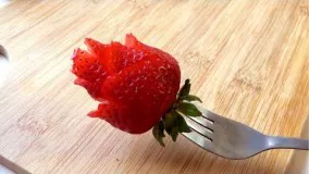 تزیین میوه-تزیین توت فرنگی به شکل گل