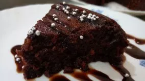 کیک پزی-تهیه کیک اسفنجی شکلاتی بسیار خوشمزه