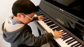 فیلمی از استعداد شگفت انگیز یک کودک در نوازندگی پیانو!