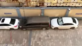 تبحر یک راننده در خارج شدن از پارکینگ