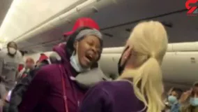 مشت محکم به صورت خانم مهماندار در داخل هواپیما