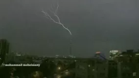 اولین باران پاییزی تهران و برخورد رعدوبرق بر سر برج میلاد