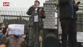 مداحی یک کودک در تجمع اعتراضی بهارستان