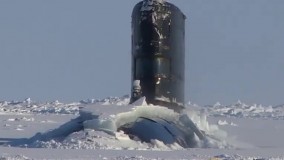خارج شدن زیردریایی غول پیکر از زیر یخ در اقیانوس منجمد شمالی برای تحقیقات