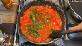 گشنیز کباب با سس گوجه به همراه کته سماق  (کباب ماهیتابه‌ای)