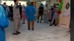 رقص یک سرباز برای روحیه دادان به پرستاران