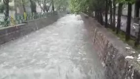 جاری شدن سیلاب در مسیل رودبار بلوار میرداماد تهران
