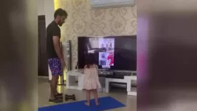 دختر ماهینی پا به پای پدر در خانه تمرین می‌کند