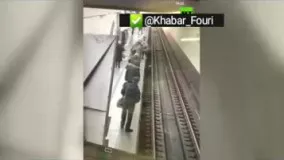 لحظه سقوط به ریل مترو، چند ثانیه پیش از ورود قطار