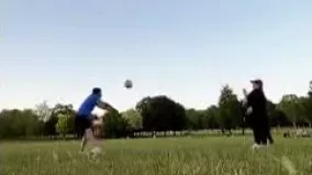 والیبال بازی کردن جهانبخش به همراه خانواده
