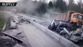 یک کامیون در یک تصادف کشنده چندین خودرو را خرد می کند!