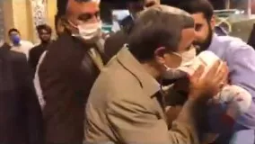 بوسیدن یک نوزاد توسط احمدی‌نژاد در قم