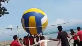 جذاب ترین بازی والیبال با این توپ عجیب!
