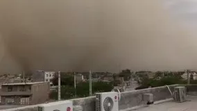 لحظه رسیدن طوفان گردوخاک به شهر ایرانشهر