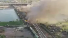 قطار آمریکایی از ریل خارج و آتش گرفت