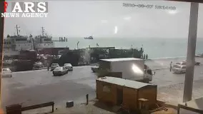 لحظه سقوط خودرو به دریا در اسکله بندرپل