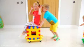 گبی و الکس با بلوک های خانه سازی بازی می کنند