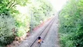 حرکت قهرمانانه کارگر برای نجات یک نفر از مرگ حتمی تصادف با قطار