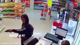 کتک خوردن سارق مسلح از مشتریان فروشگاه