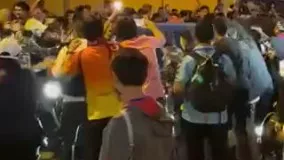 هجوم هواداران بارسلونا به سمت ماشین کومان