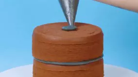 آموزش تزیین کیک شکلاتی برای تولد : تزیین کیک تولد