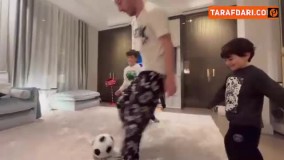 فوتبال بازی کردن لیونل مسی و پسرانش در خانه