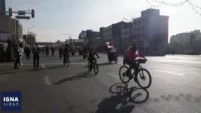 حضور دوچرخه سواران در مسیر راهپیمایی ٢٢ بهمن