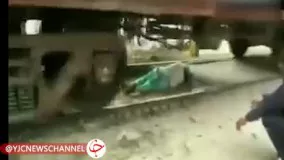 گیر افتادن زن هندی در زیر قطار در حال حرکت !