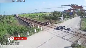 حادثه وحشتناک برای راکب موتور روی ریل راه آهن