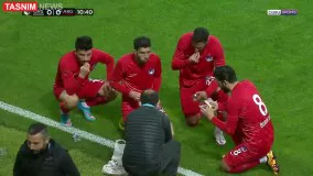 افطار بازیکنان فوتبال در جریان مسابقه