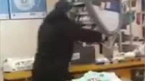 حمله مرد تبر به دست به یک فروشگاه به خاطر ماسک !